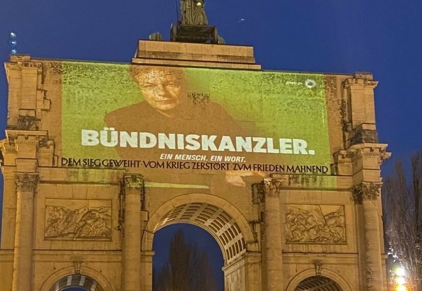 Bündnsiskanzler am Siegestor in München