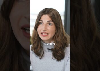 Authentische Gesprächssituation bei D-Talk, moderiert für persönliche und professionelle Entwicklung, mit Frau im Detailgespräch, Fokus auf Kommunikation und Weiterbildung.