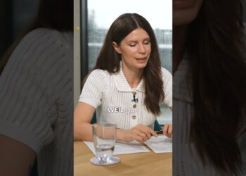 Interview mit moderner frau im büro, business, arbeitsumfeld, professionell, frau im gespräch, digital, fokus auf weibliche führungskraft, frauen im job, karriere, tisch mit dokumenten und glas wasser, dunkle haare, white blouse, konferenz, kommunikative situation, D-Talk.