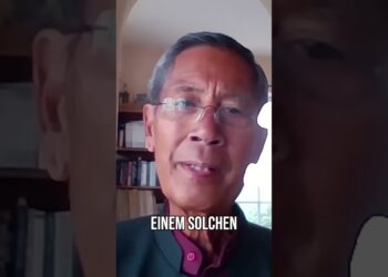Mann im Video vor Bücherregal, spricht in Deutsch, mit Text "EINEM SOLCHEN".