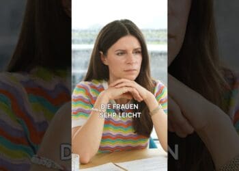 Nachdenkliche Frau beim Gespräch bei D-Talk – Frauen empowerment, Kommunikation und Selbstbewusstsein.