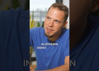 Professioneller Mann im Gespräch bei D-Talk, Fokus auf höhere Dienstleistungen, Networking und berufliche Weiterentwicklung, modern gestaltetes Interview-Setting.