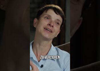 Nachdenkliche Frau mit kurzen dunklen Haaren, die emotional spricht, Untertitel "Zu verlieren", bei einer Diskussion oder Präsentation, Fokus auf Gesichtsausdruck und Mimik, geeignet für Content über Gespräche, Emotionen oder persönliche Entwicklung.