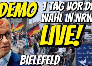 Demonstration in NRW vor der Wahl, Proteste gegen Faschismus, Friedlich gegen Gewalt, Politischer Aktivismus, Bielefeld, Wahlkampf, Menschenmenge mit Deutschland Flaggen, D-Talk Event.