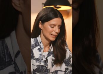 Traurige Frau in emotionalem Moment, trauerte bei einem Gespräch, D-Talk, emotionale Unterhaltung, psychologische Unterstützung, Therapie, seelische Gesundheit, emotionales Wohlbefinden, Schmerz, Trost, Gesprächspartner, authentische Emotionen, Einfühlsamkeit.