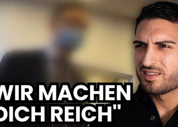 Erwachsener Mann mit ernstem Gesichtsausdruck, Working on a computer, Fokus auf berufliche Digitalisierung und Erfolg, Thema Business, Innovation und moderne Arbeitswelt.