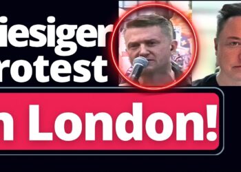 Demonstranten bei Protest in London, große Menschenmenge, politische Kundgebung, Regenschirm, Demonstrationsplakate, Protestaktion gegen politische Entscheidungen, öffentliches Engagement, politische Meinungsäußerung, politische Bewegung, Öffentlichkeit.