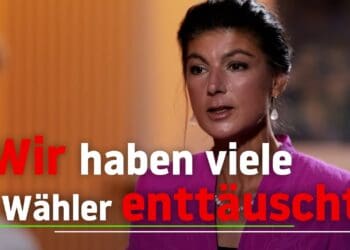 Wolkige Szene aus der Serie D-Talk, öffentliches Gespräch, fokus auf Frau in pinkem Blazer, Zitat: "Wir haben viele Wähler enttäuscht", Diskussion über Politik und Wählerbindung, deutsch.